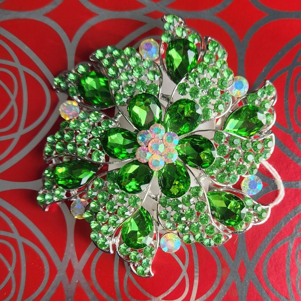 Absolutely Beautiful Large Green Brooch NWOT